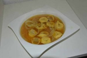Uiensoep met tortellini