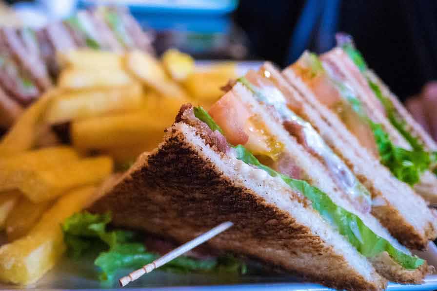 Clubsandwiches met tonijn, chorizo en ei