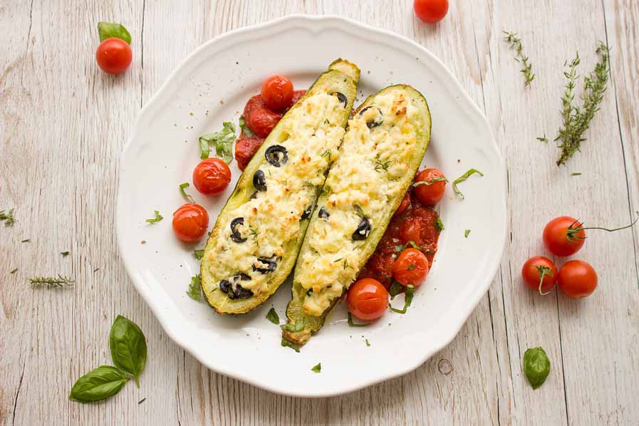 Gevulde courgette met kaas en tomaten