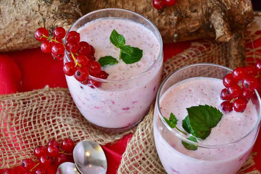 Yoghurtshake met rode vruchten