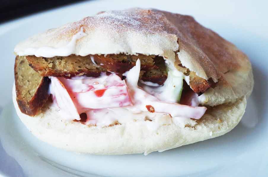 Pita met falafel, knoflooksaus en zoetzure bieten