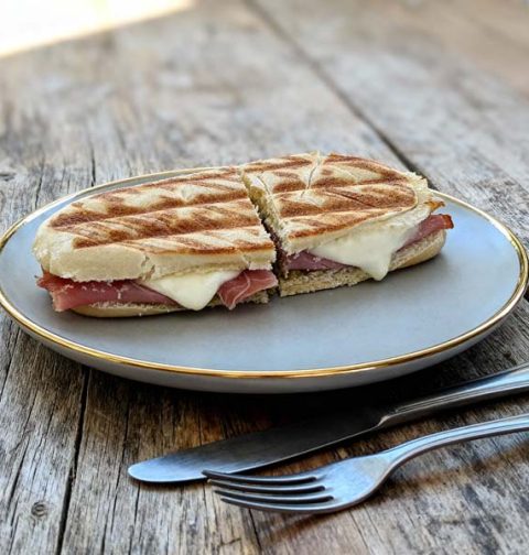 Panini met mozzarella en serranoham