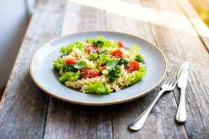 Pastasalade met kerstomaatjes en broccoli