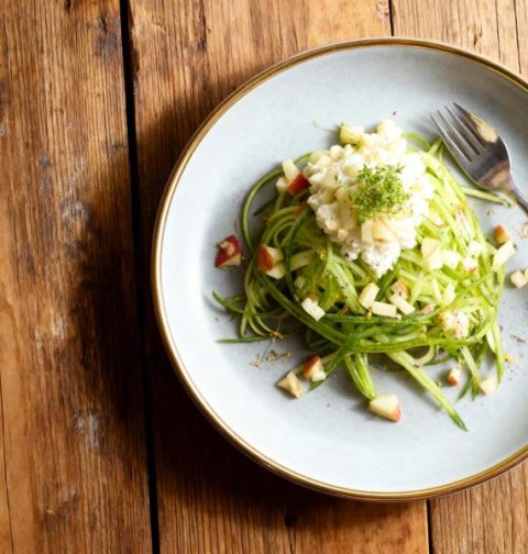 Komkommerspaghetti met appel en aardappelsalade
