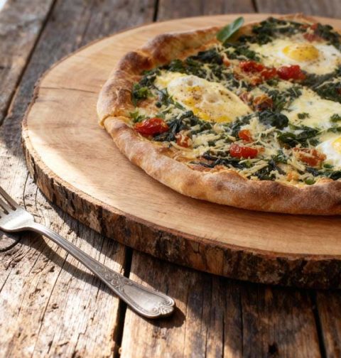 Pizza met ei en spinazie