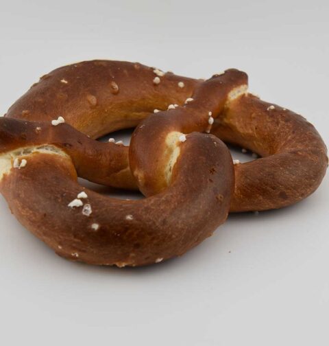 Een vers gebakken brezel, met grotere zoutkorrels erop.