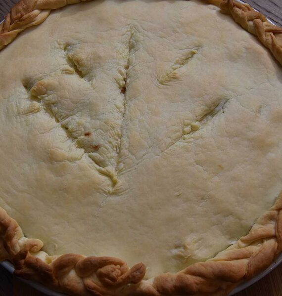 Een hele chicken pot pie, klaar om aangesneden te worden.