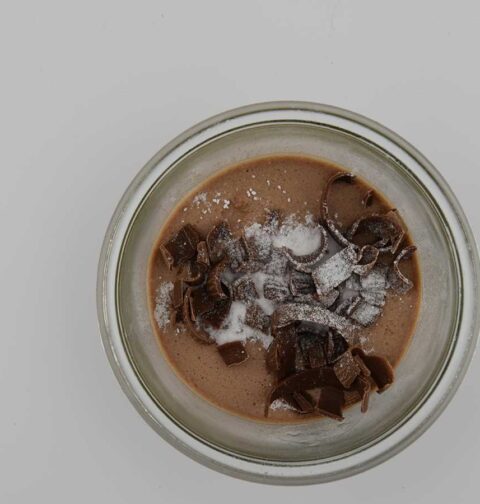Een glazen schaaltje met chocolademousse, gemaakt met ei.
