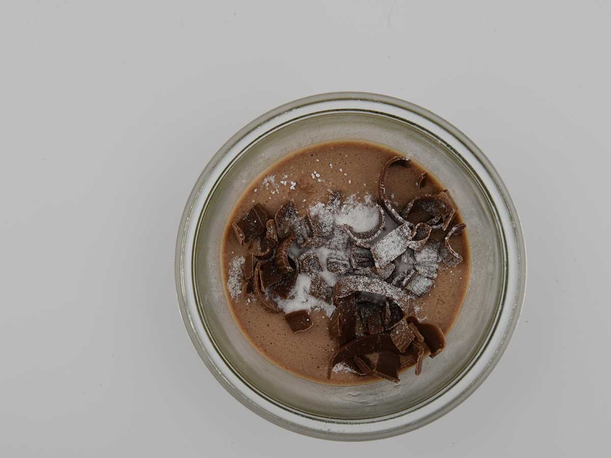 Een glazen schaaltje met chocolademousse, gemaakt met ei.