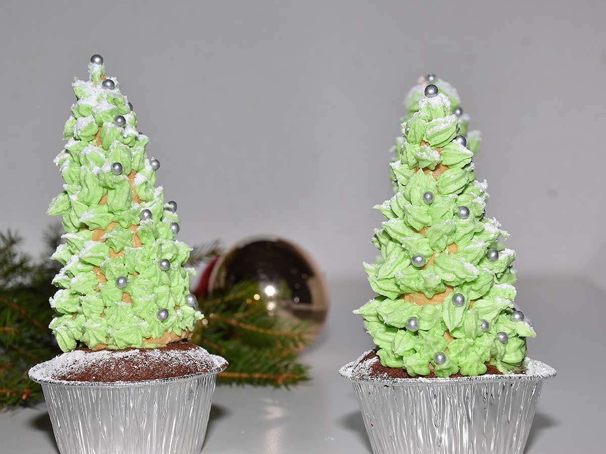 2 Cupcakes versierd met een kerstboom.