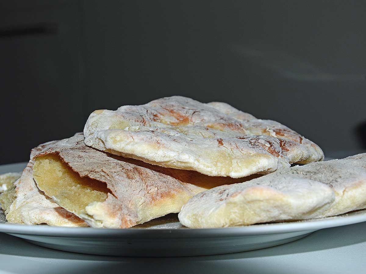 3 Naanbroden op een wit bord.