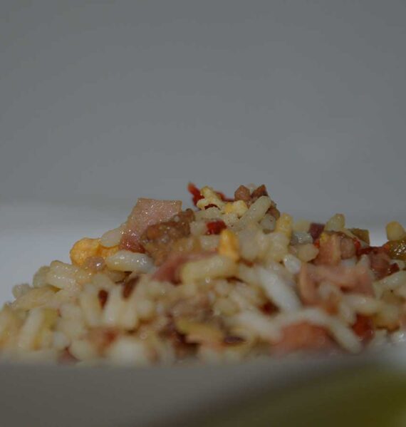 Een bord met snelle nasi goreng.