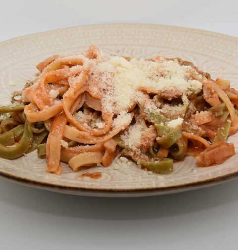 Een portie twee kazen tagliatelle op een groot bord.