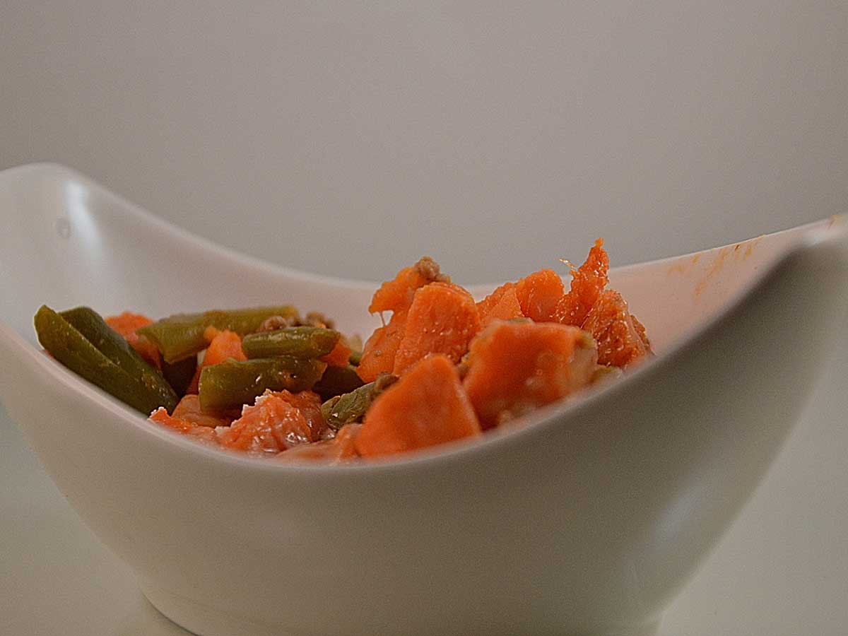 Een wit schaaltje met zoete aardappel schotel.