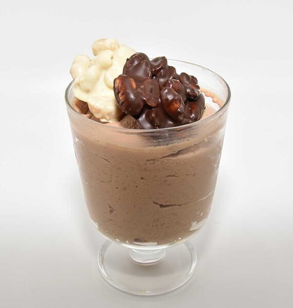 Een dessertglas met daarin melkchocolademousse zonder ei.