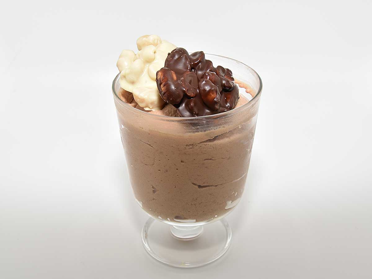 Een dessertglas met daarin melkchocolademousse zonder ei.